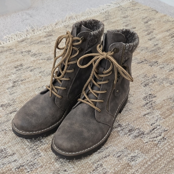 Cliffs by WHITE MOUNTAIN Shoes - Women's Taupe Fur-Lined Lace-Up Boots